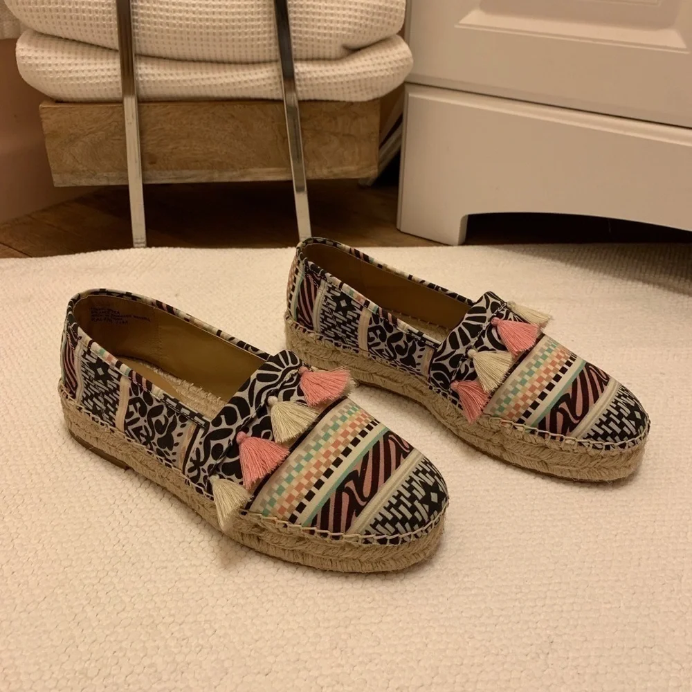 Like NEW CROWN vintage Kalani Flatform Slip-On
